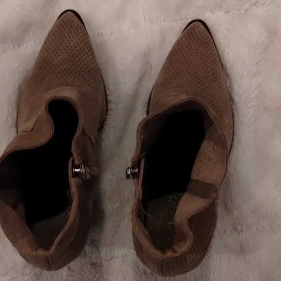Vince Camuto Welland Sable Suede Pointed Toe Block Heel Ankle Booties EUC - Picture 3 of 10